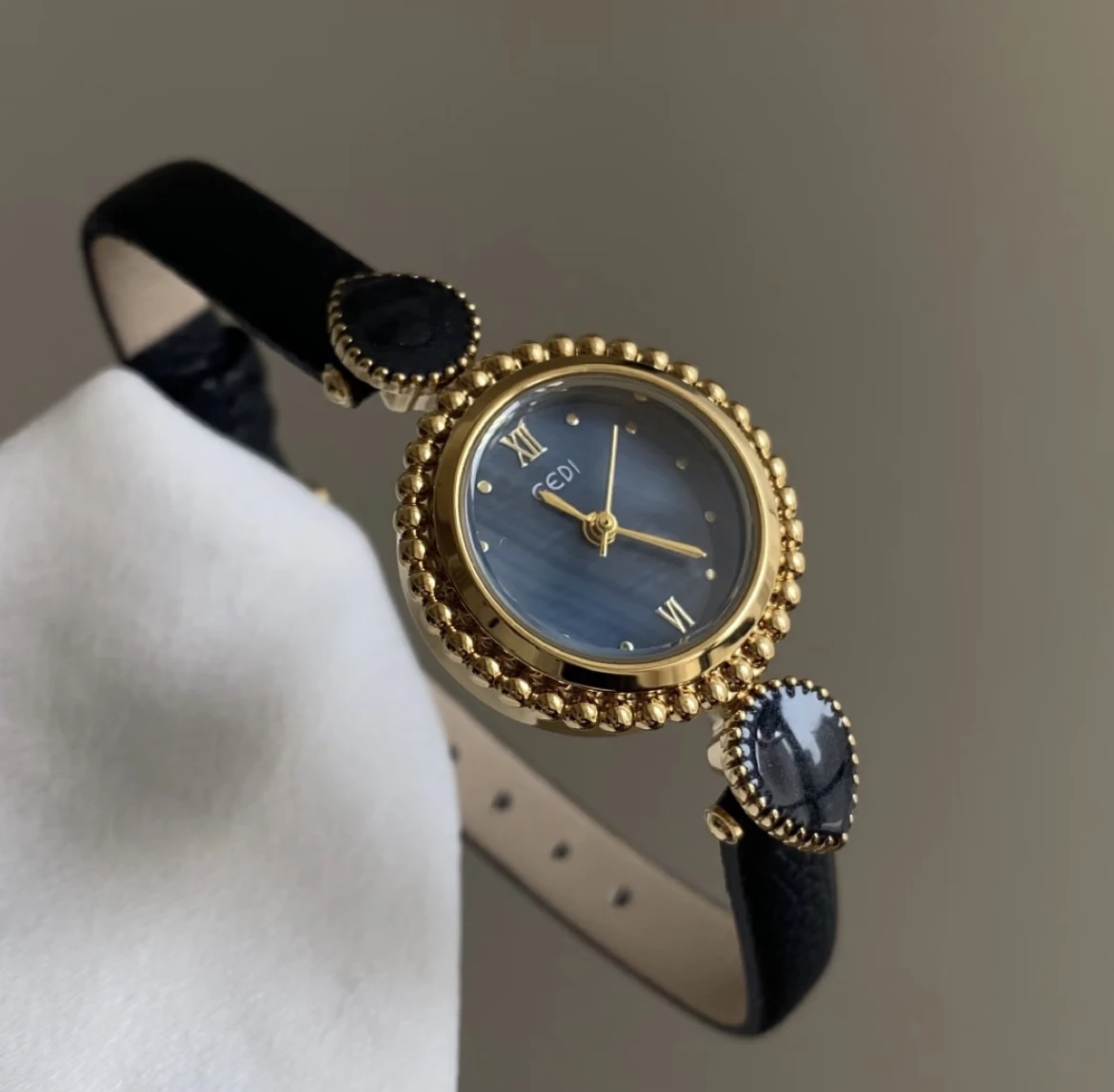 

New women's watch with blue mother-of-pearl dial, simple and elegant design, a perfect gift for women, exquisite and unique.