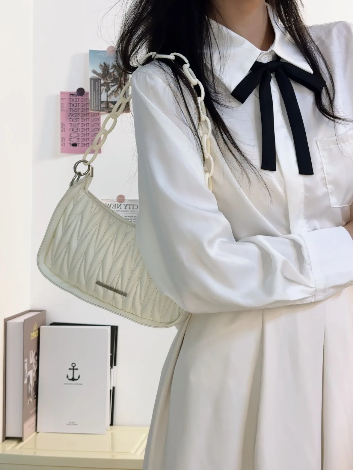 

New pleated rhombus messenger bag women's summer fashion acrylic chain