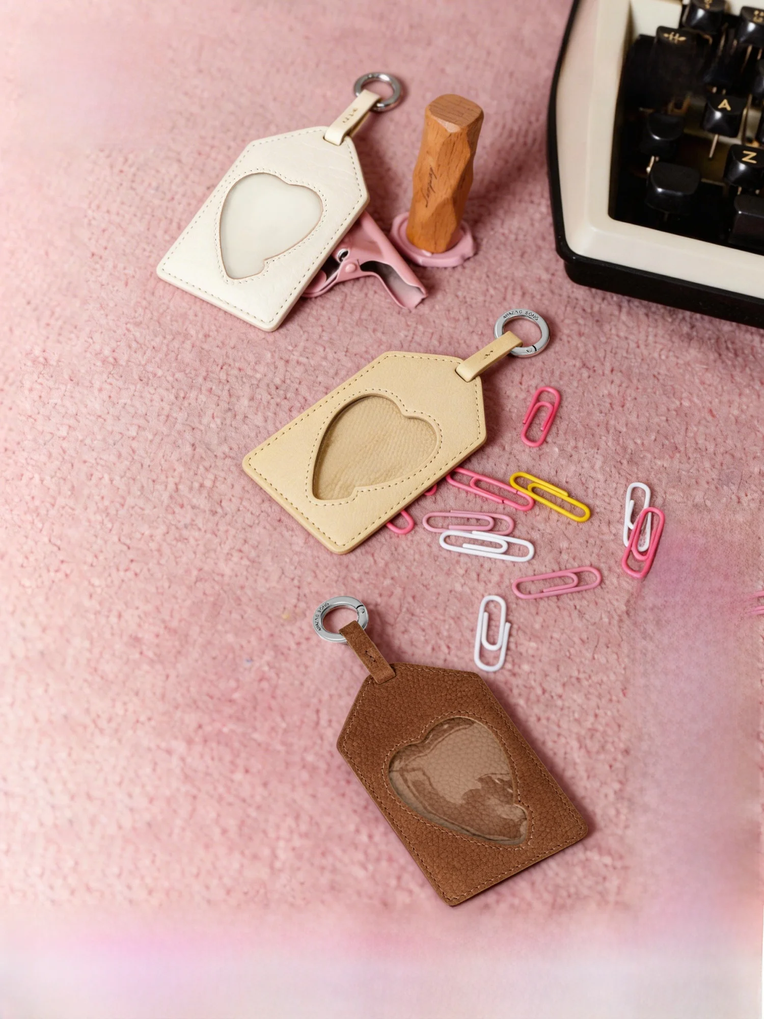 porte-cartes-d'identite-en-cuir-pour-femme-amazing-song-portable-a-suspendre-en-cuir-de-vachette-premiere-couche-format-vertical-7-cm-x-115-cm
