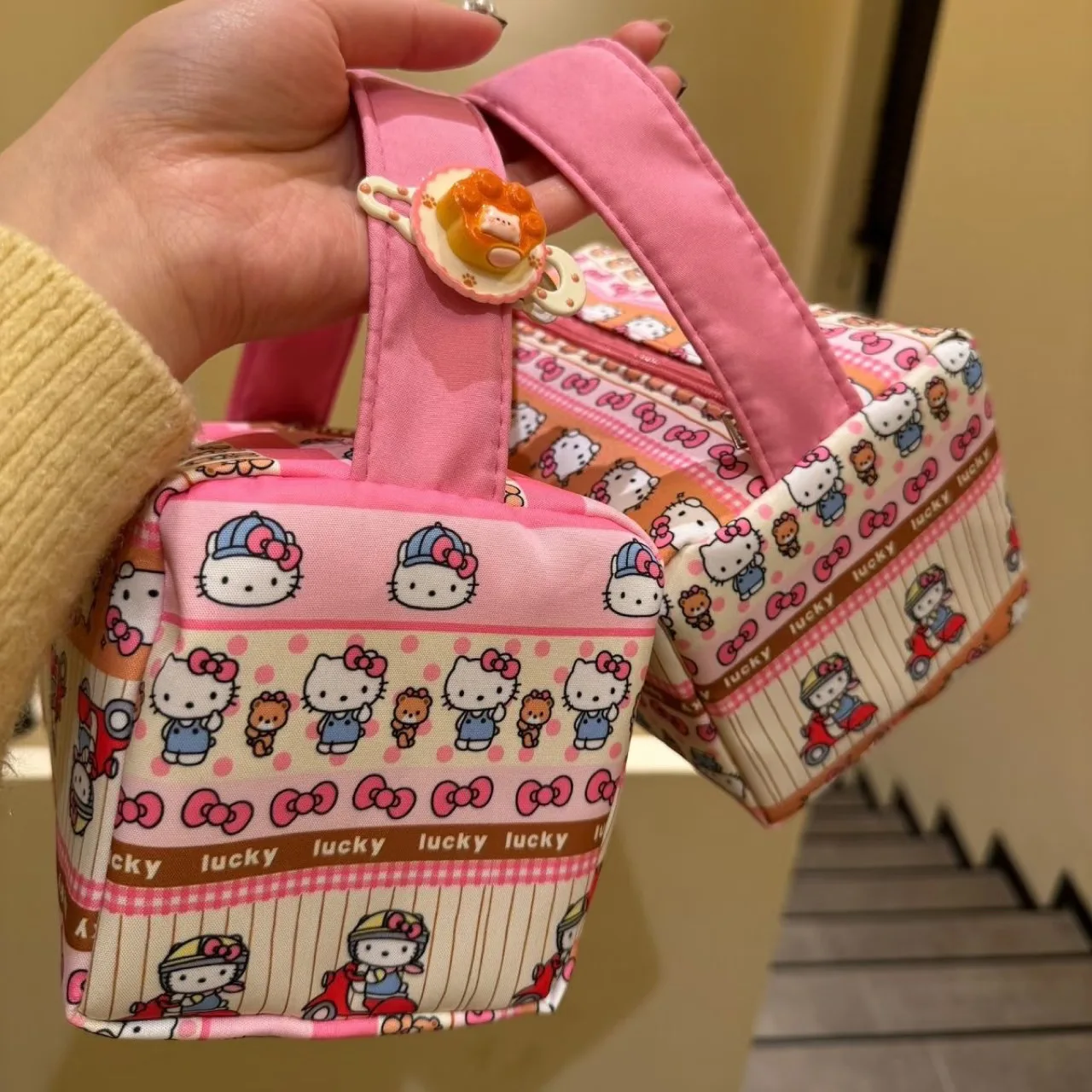 

Sanrio Cartoon Makeup Bag Storage Bag Hello Kitty Portable Travel Toiletry Bag Outing Tee-Dimensional Handbag Girl Birthday Gift