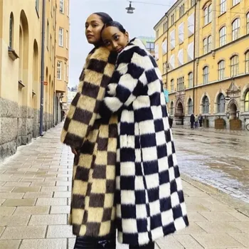 女性のためのフェイクフォックスファーロングコート、黒、白、チェスボード、グリッド、環境保護、暖かい女性のジャケット、ふくらはぎの長さ、冬