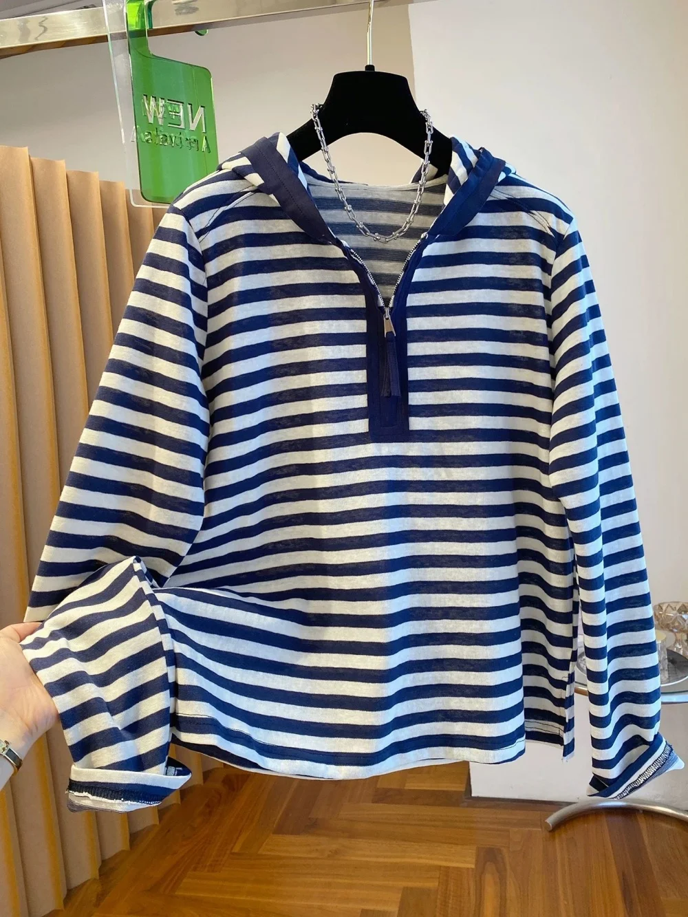 レトロ香港風スリムシックロングスリーブTシャツフード付き春秋ルーズフィットジップアップカジュアルクリエイティブストライプトップ