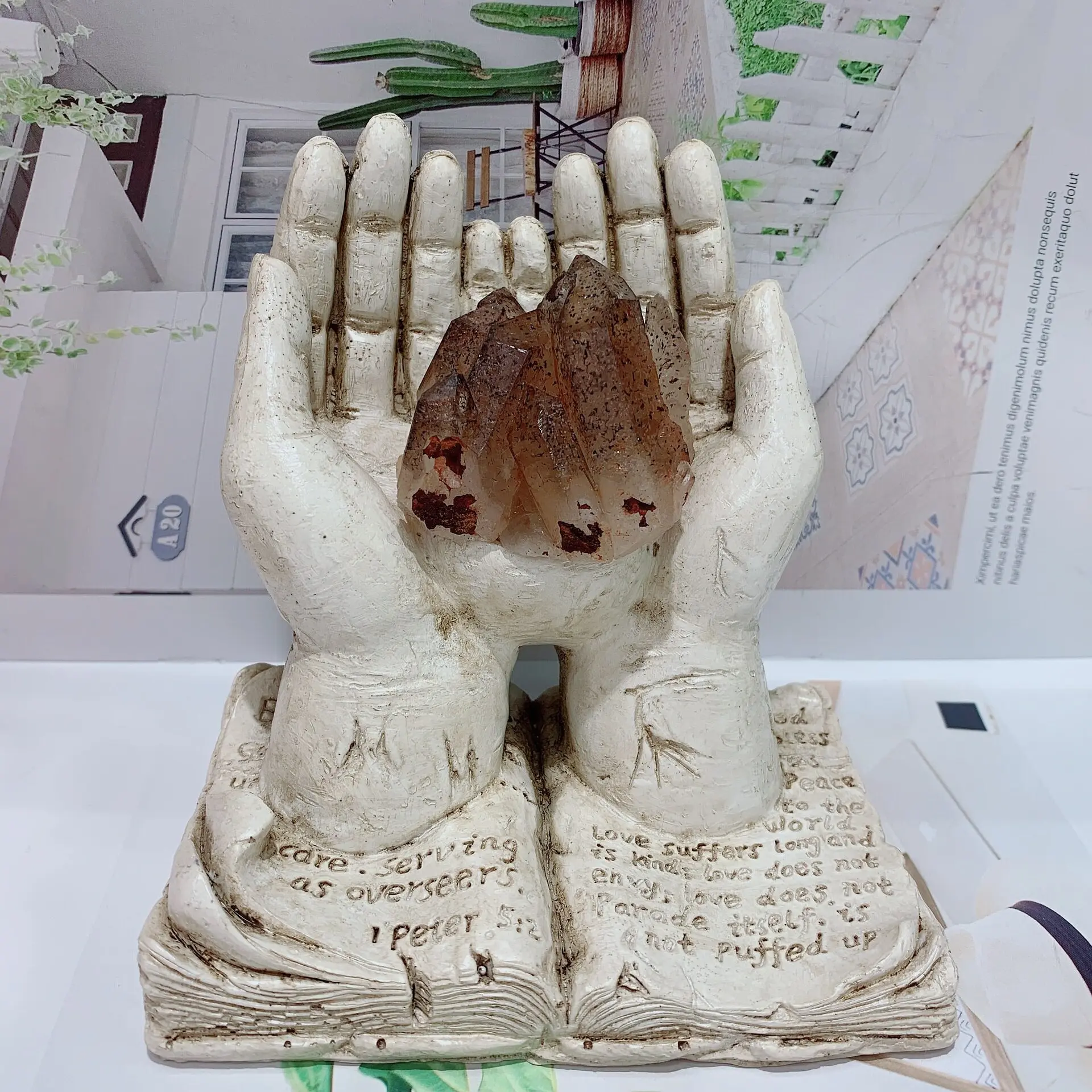 Selling two handed ball holding resin handicrafts, ball holders, and creative ornaments