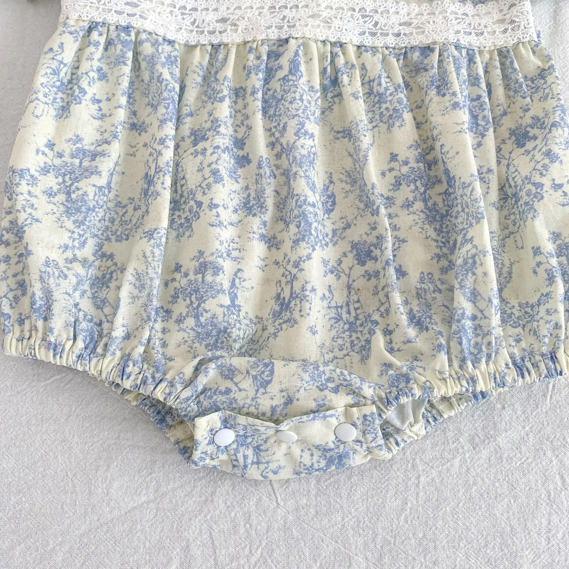 2026 Neuer Sommer-Baby-Krabbelanzug im Koreanischen Stil, Kurzärmeliger Jumpsuit für Mädchen mit Niedlichem Peter-Pan-Kragen – Detail 12