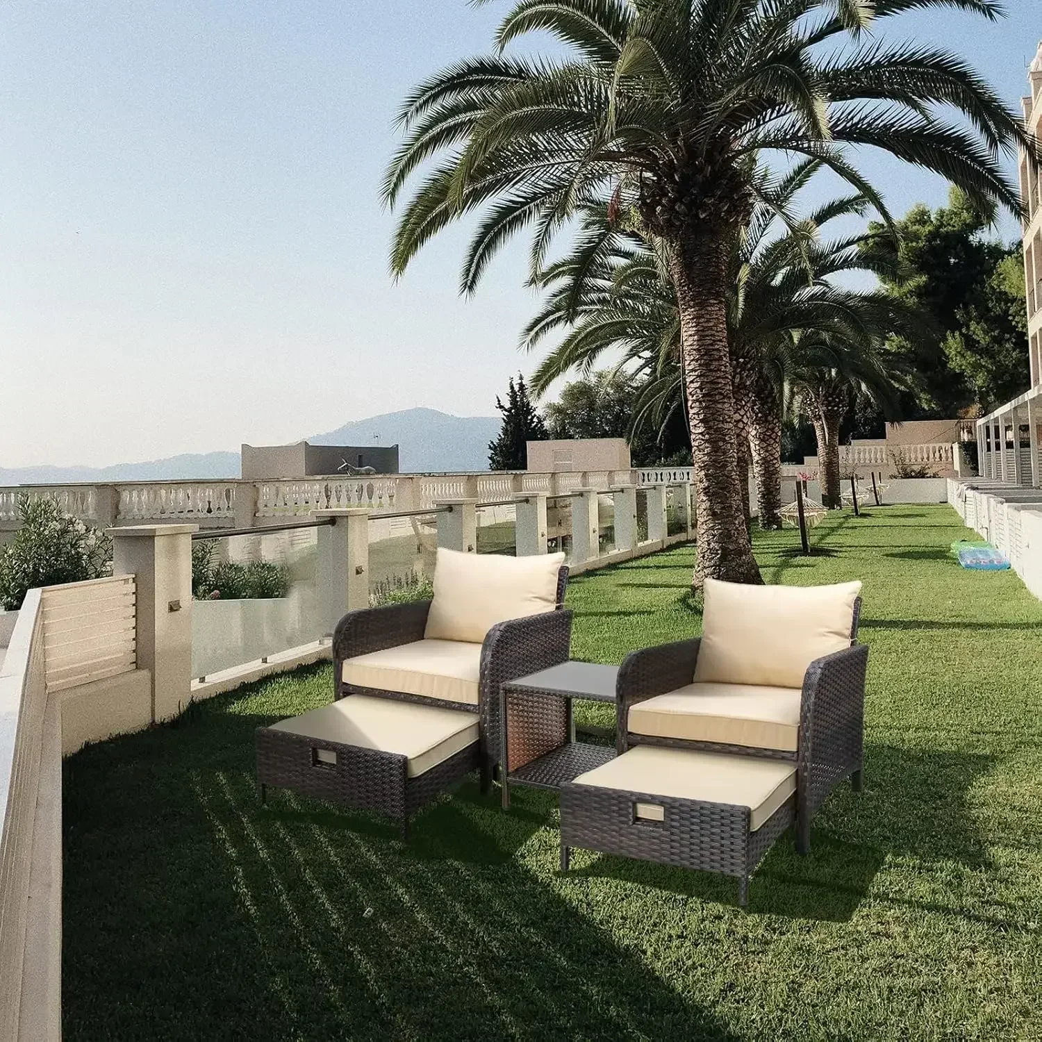 XMSJ.Balcony Furniture مجموعة محادثة للفناء مكونة من 5 قطع، كراسي صالة خارجية مع وسائد ناعمة 2 طاولة عثمانية وزجاجية للشرفة