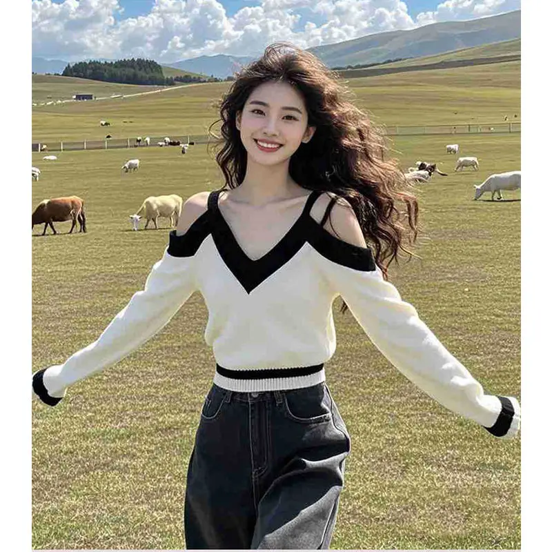 

French Style Short Off Shoulder Knitted Base Sweater for Women Chic V-neck Contrasting Long Sleeved Top