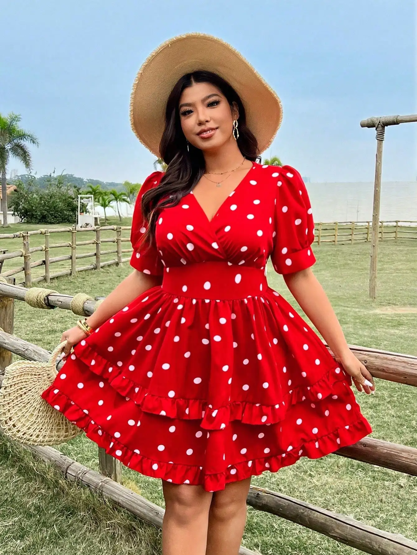 

Красное платье в горошек с V-образным вырезом, короткими рукавами и многоярусными оборками в стиле бохо для лета