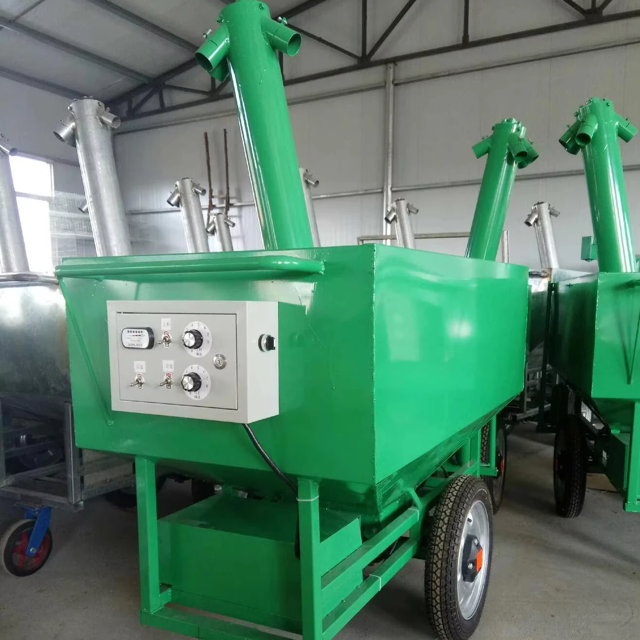 

【Hot】High Efficiency Manual Automatic Feeder Truck for Chicken Farm Breeding Easy Operate Electronic Automatic Fer-tilizer Sprea