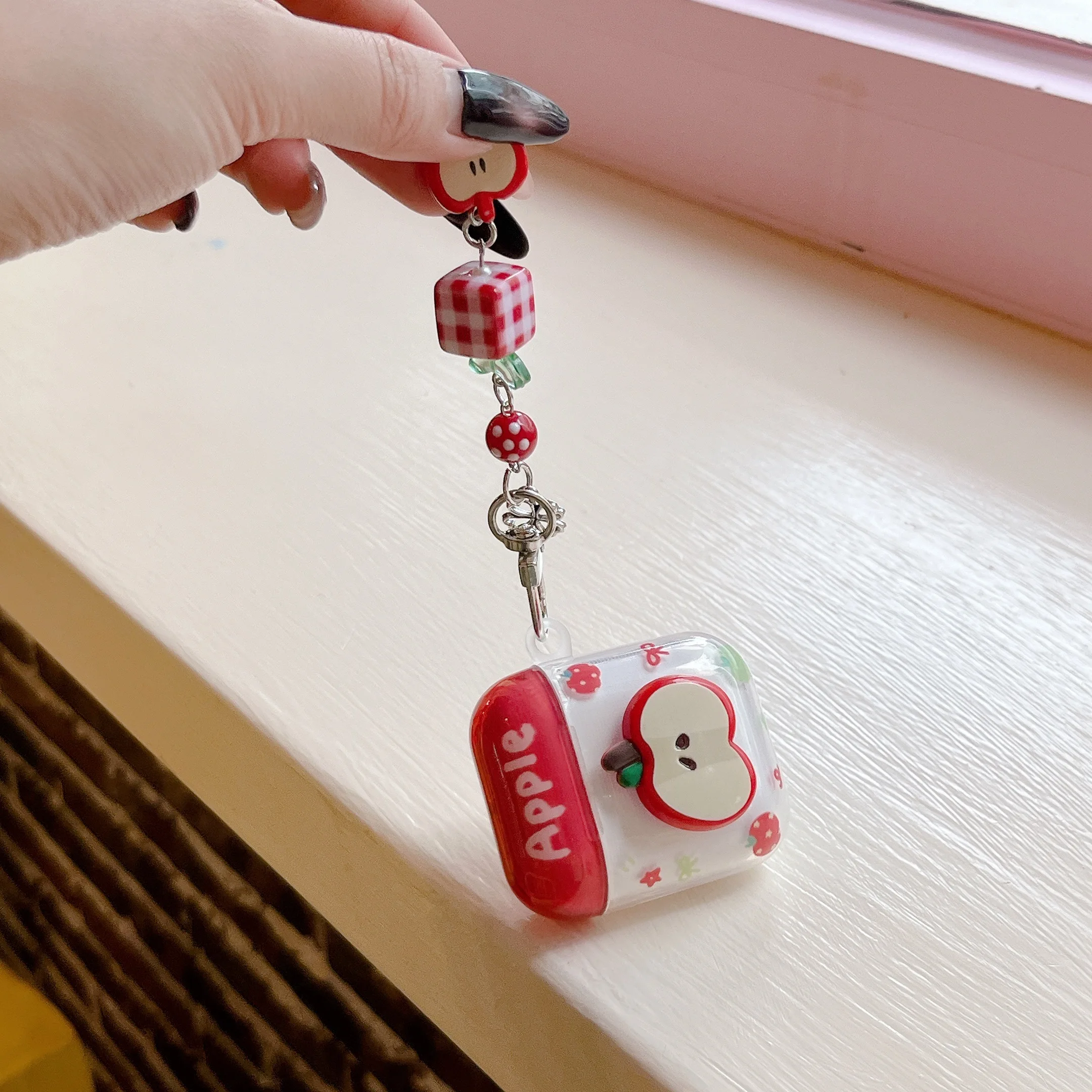 قلادة Apple مجانية مناسبة لحافظات سماعات AirPods 1/2/3/4 & Pro/Pro 2 - حافظة واقية لسماعات الأذن مضادة للانزلاق والصدمات، هدية عيد الميلاد، تعطي للأصدقاء أو العائلة أو الزملاء!