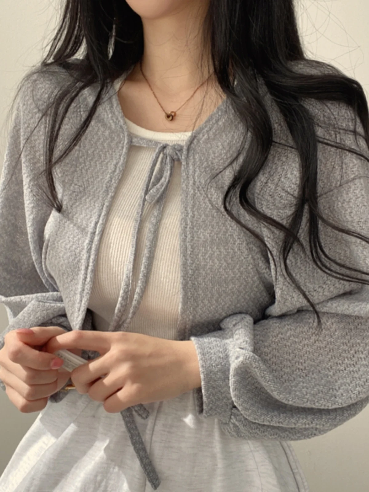 เสื้อคลุมคาร์ดิแกนเปิดไหล่แบบมีเข็มขัดสีขาว ดีไซน์เก๋ไก๋สำหรับผู้หญิง  บางเบา ป้องกันแสงแดด เหมาะสำหรับต้นฤดูใบไม้ผลิ