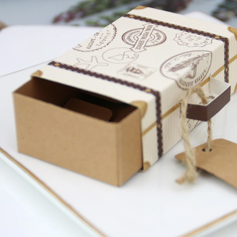Durevole manico retrattile scatola di caramelle mappa del mondo Mini valigia scatola di favore carta Kraft Vintage con etichette e tela da imballaggio per il matrimonio
