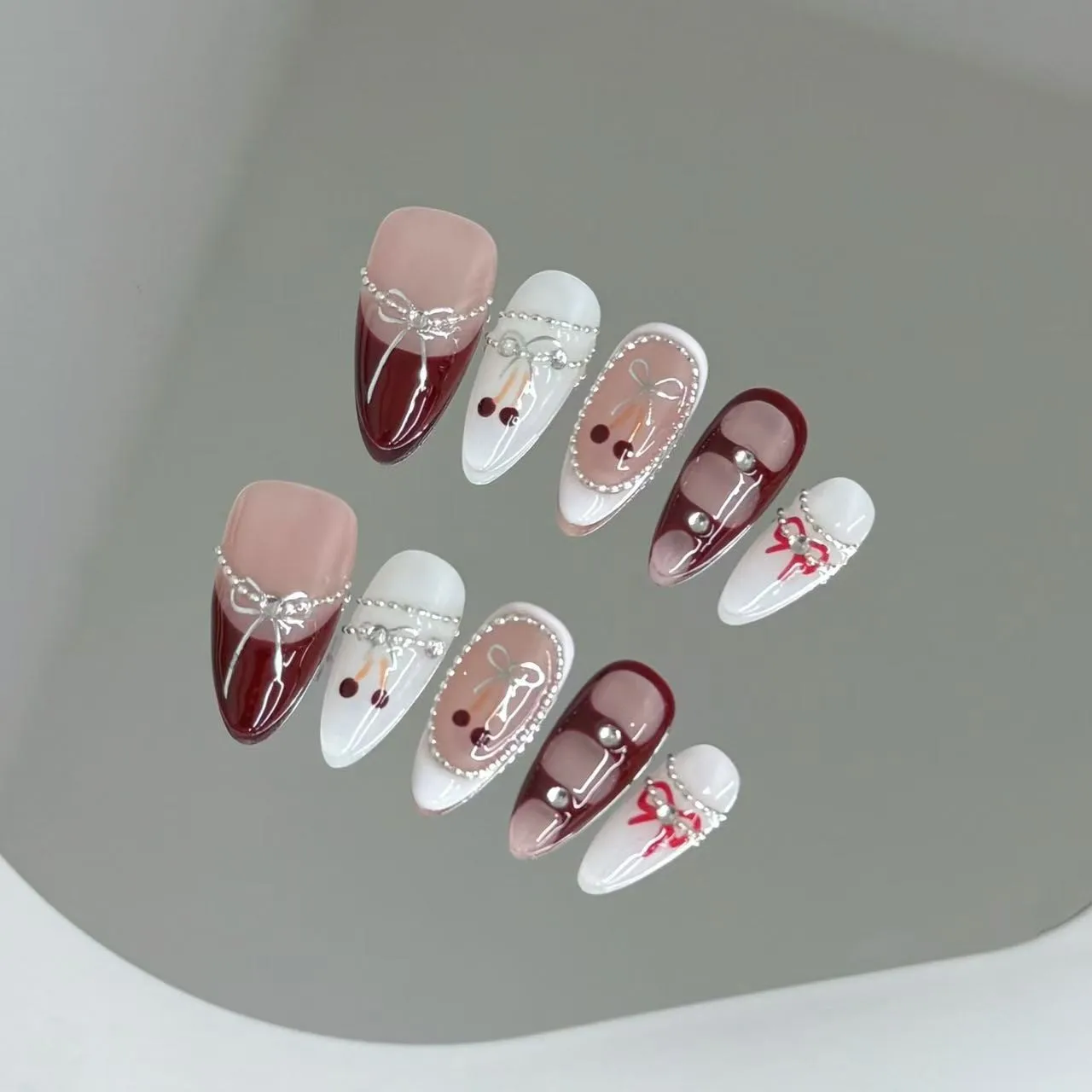Handmade Charming Vintage False Nails Wine Red French Tip Press On Nails Almond Fake Nails With Rhinestone Silver Chain Decor