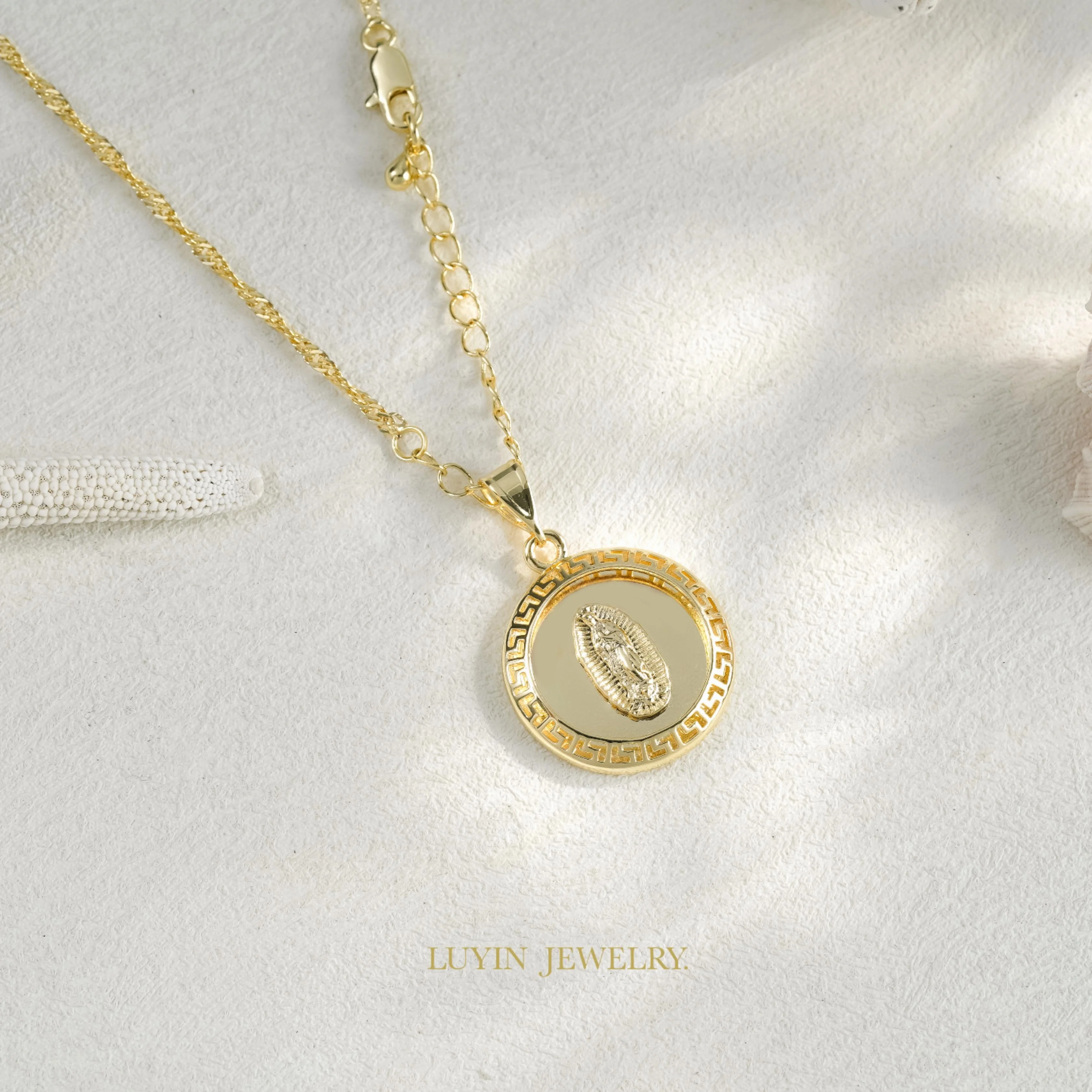 

YSY The elegant and retro Virgin Mary pendant necklace is suitable for daily wear, prayer, and as a gift for religious festivals