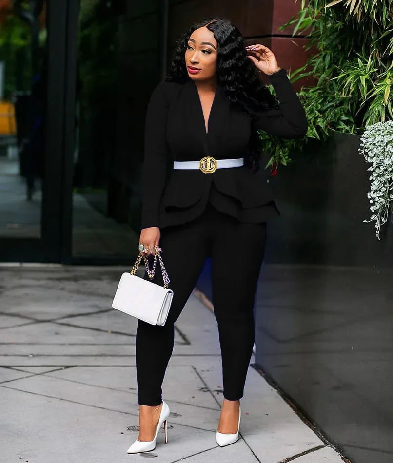Herbstliches Damen-Outfit, bestehend aus zwei Teilen: ein einfarbiges Oberteil mit V-Ausschnitt und langen Ärmeln, ein Blazer mit Peplum-Saum und eine Bleistiftrockhose – ein elegantes, formelles Business-Outfit für den Büroalltag, erhältlich in großen Größen. – Detail 18
