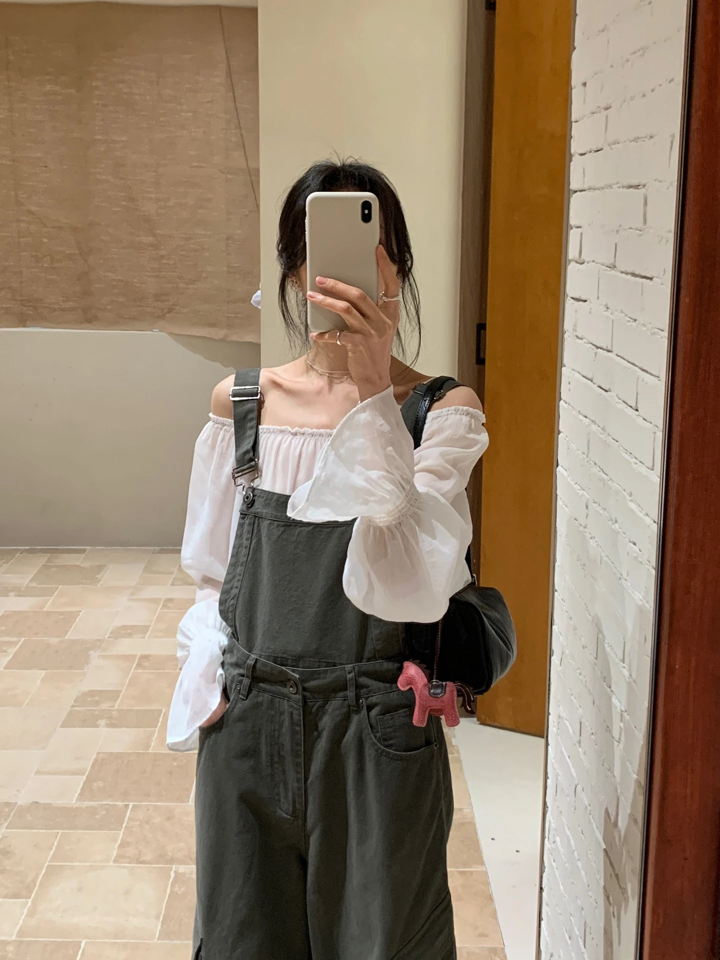 

BRIVIN Korean Style White One-Shoulder Long Sleeve Women's Shirt Spring New Bell Sleeve Slimming Waist Cinched Top