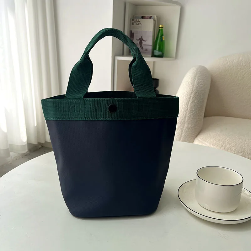 حقيبة غداء أسطوانية كبيرة السعة محمولة باليد مقاومة للماء ومتعددة الاستخدامات للتنقل اليومي بلون بسيط