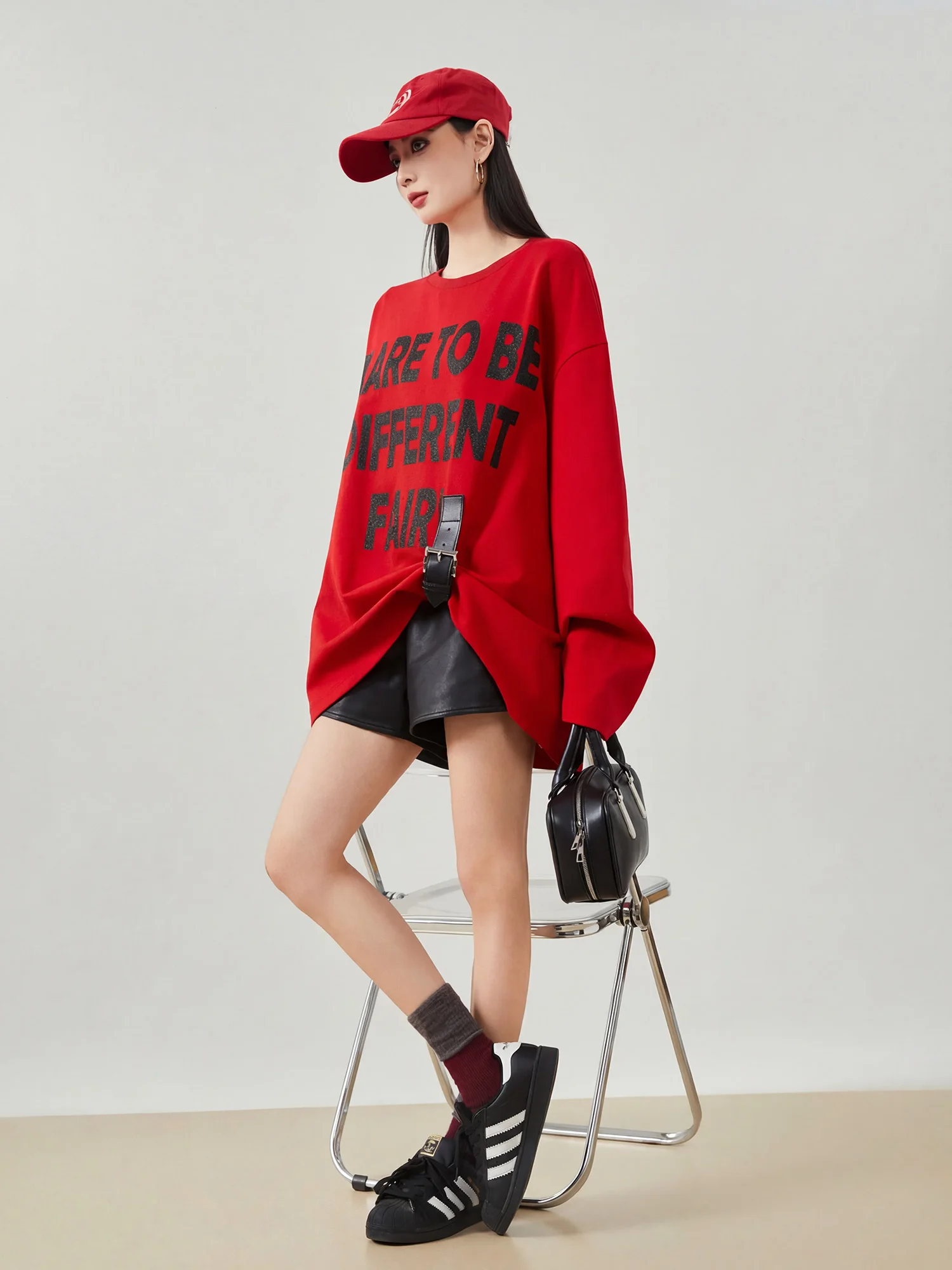 

Ретро-футболка с американским принтом и красными буквами, женская, свободного кроя, с длинным рукавом, миди, с асимметричным подолом, модная, из полиэстера, для весеннего повседневного образа