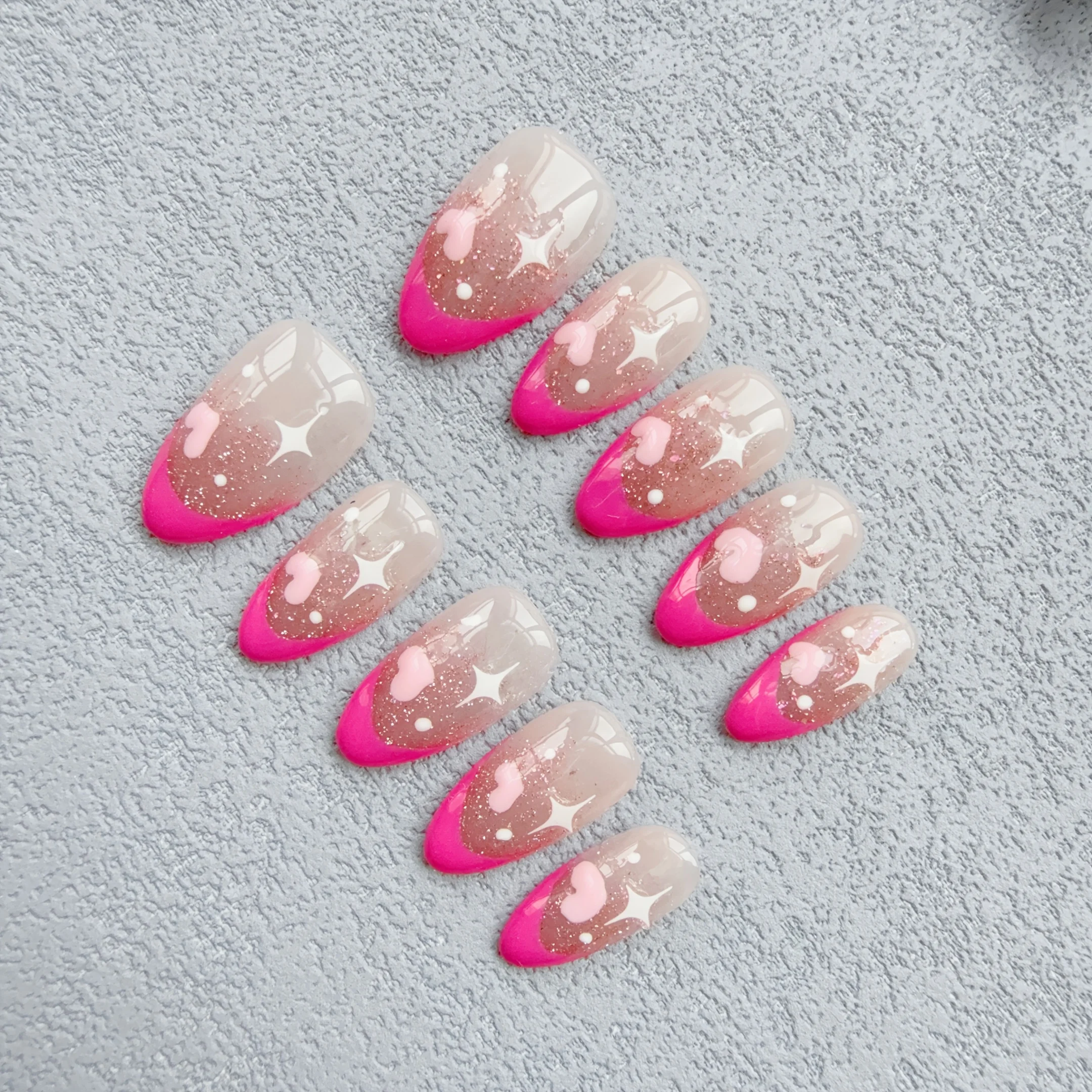 10 Stück hochwertige handbemalte rosa Herzen handgefertigte künstliche Nägel, Pink Flash Sweetheart French Short Nagelflicken