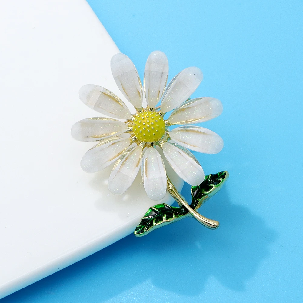 CINDY XIANG White Color Daisy Flower Brooches For Women Summer Fashion Plant Pin Wedding Accessories Hat Jewelry