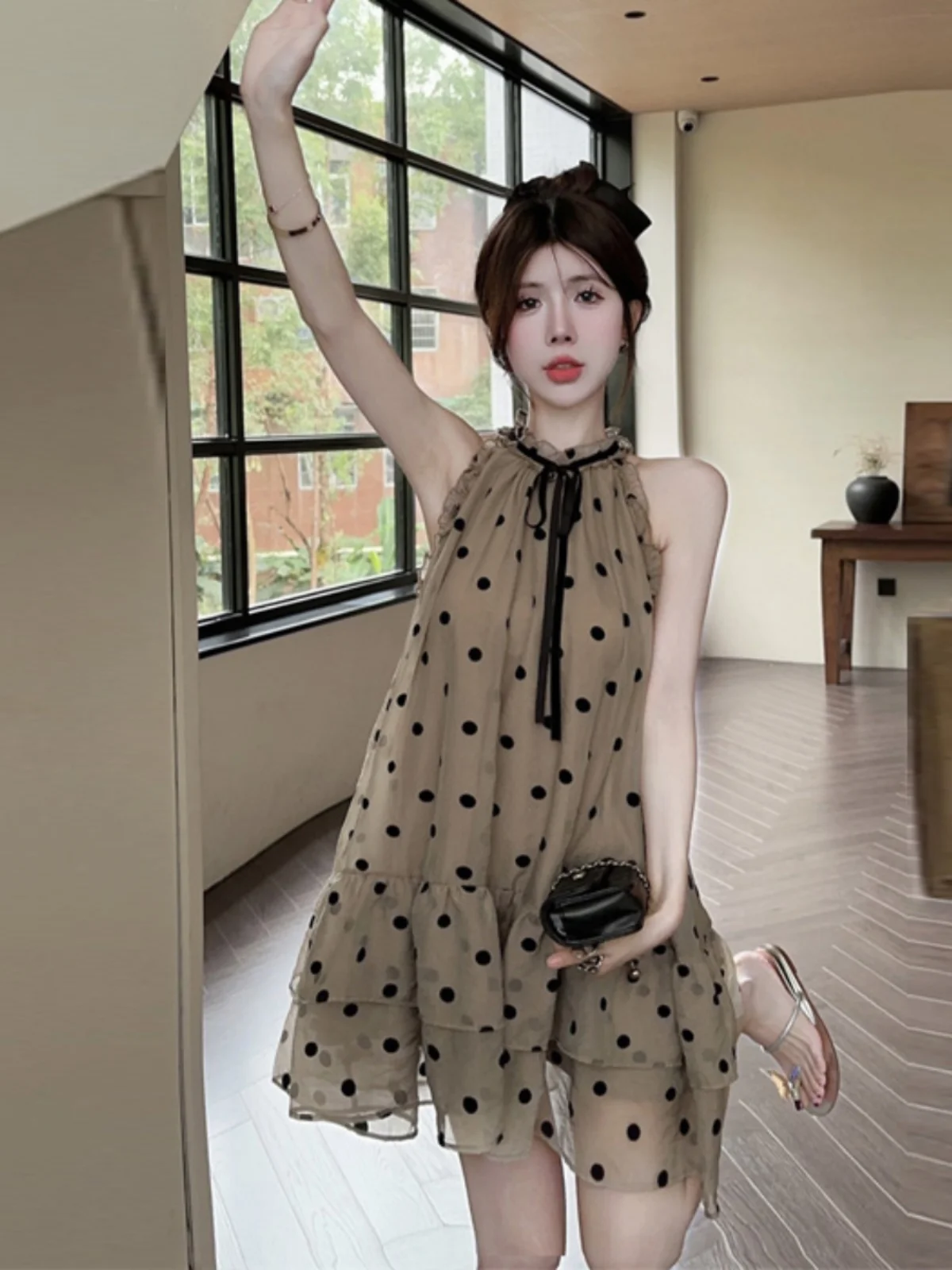 Mini vestito estivo da donna con volant e design a pois vintage con fiocco e gonna a trapezio corta da spiaggia casual allentata in chiffon marrone