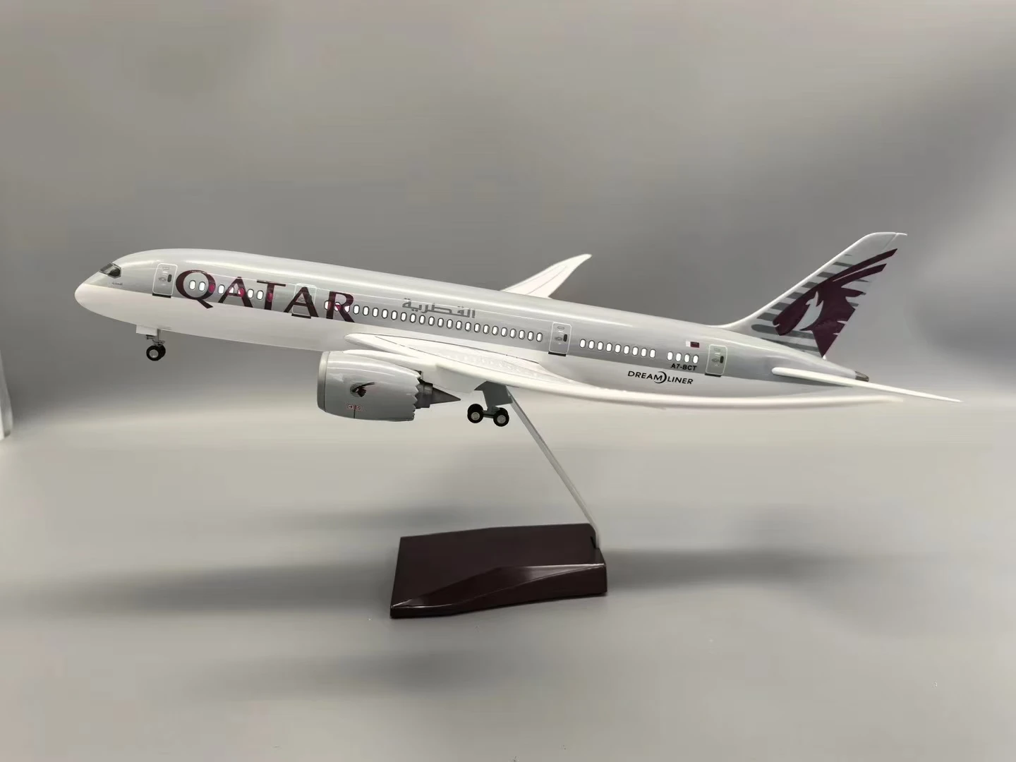 

47cm 1/130 Scale Qatar B787 Resin Diecast Plane Model Kit with Landing Gear Wheels Light For Collections Displays Or Home Decor