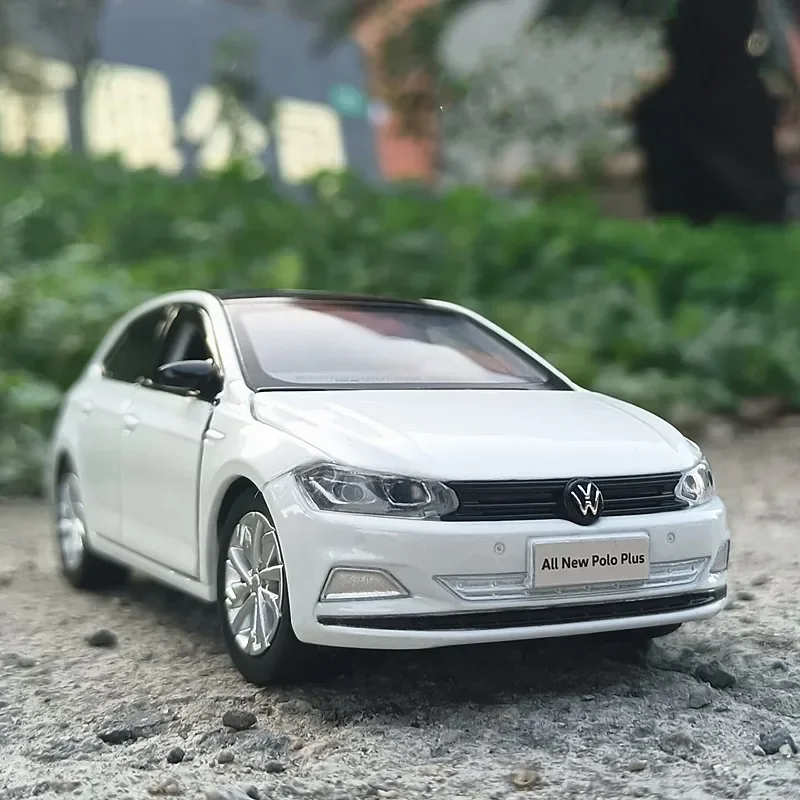 WELLY-Modèle de voiture VW POLO Plus en alliage moulé sous pression et véhicules jouets, son et lumière, arrière côtelé, ornements de voiture, cadeaux pour enfants, 1:32