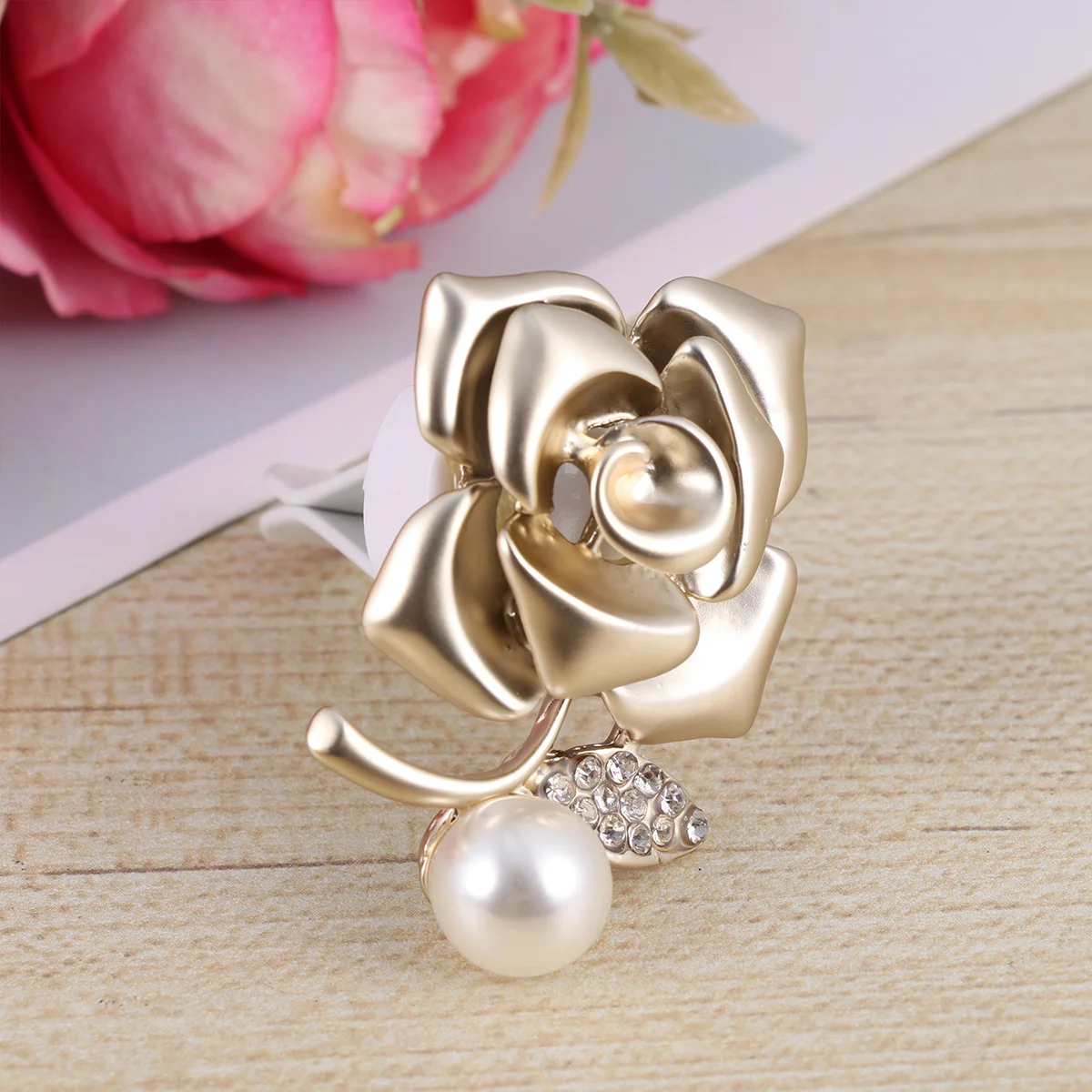

Aromatherapy Car Vent Clip Golden Rose Shape Sparkling Rhinestones Pearl Decor Air Freshener Diffuser For Vehicle Office Home