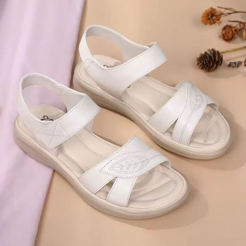 Sandalias planas para mujer, zapatos versátiles, cómodos, ligeros, de mediana edad y ancianos, novedad de verano