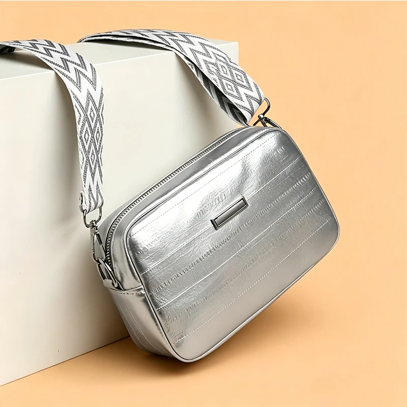 Alltägliche Trendige Glänzende Gesteppte Umhängetasche mit Breitem Riemen Einfache Quadratische Tasche für Pendler und Kurze Wochenendtrips – Detail 3