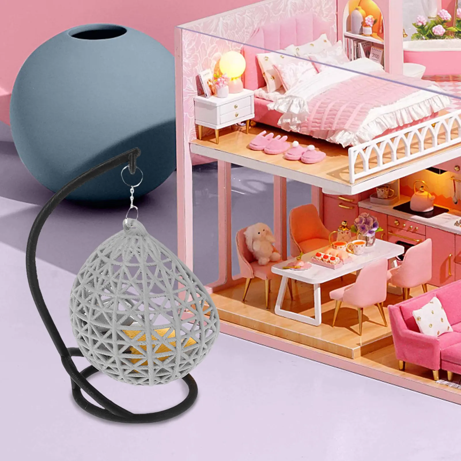 

Изысканное миниатюрное подвесное кресло-качели для кукольного домика, идеально подходит для мебели и декораций в миниатюрных сценариях.