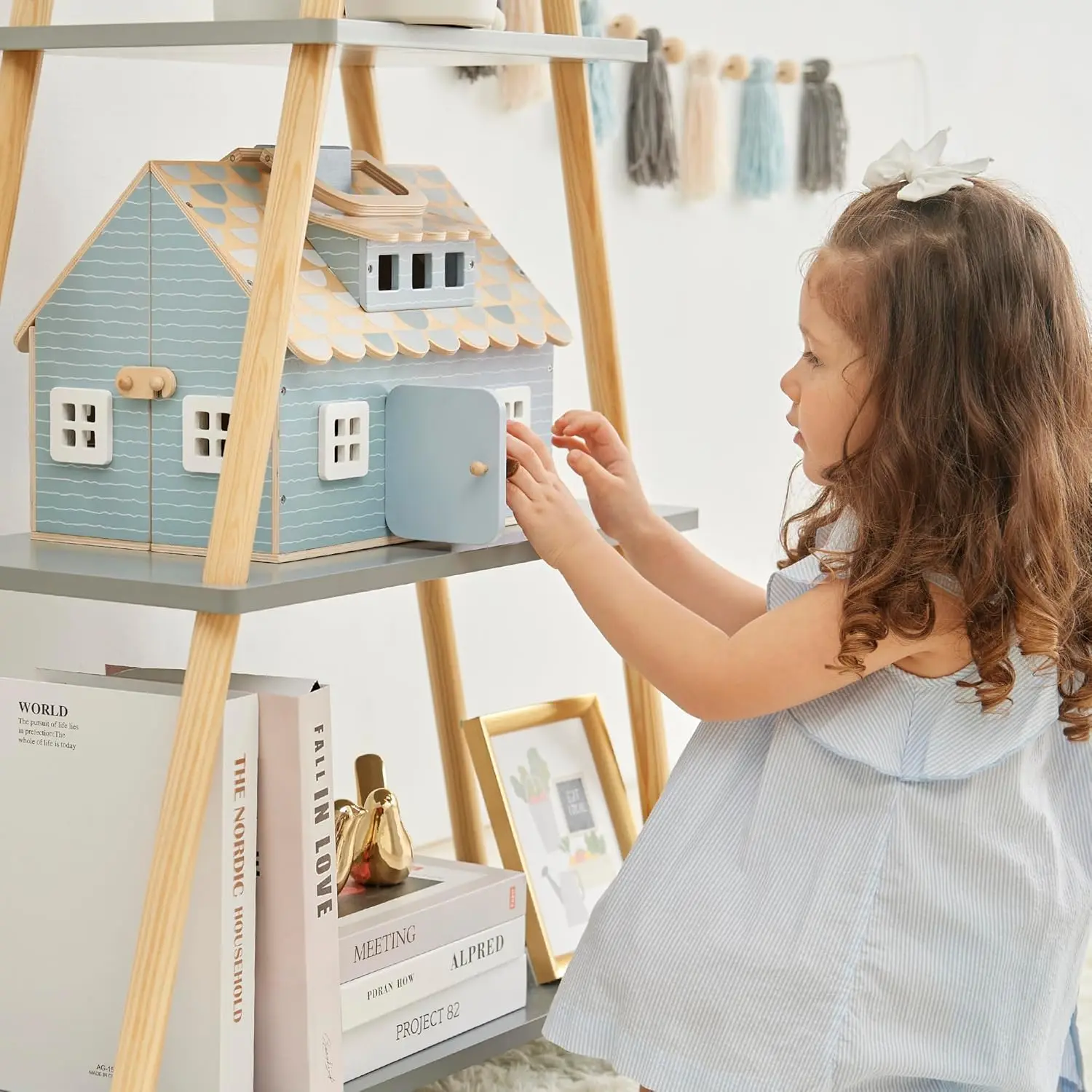 Hölzernes Cottage-Puppenhaus mit 12 Zubehörteilen und 4 Figuren – tragbares 2-stöckiges Spielhaus für 3,5-Zoll-Puppen – faltbares Miniaturspielzeug