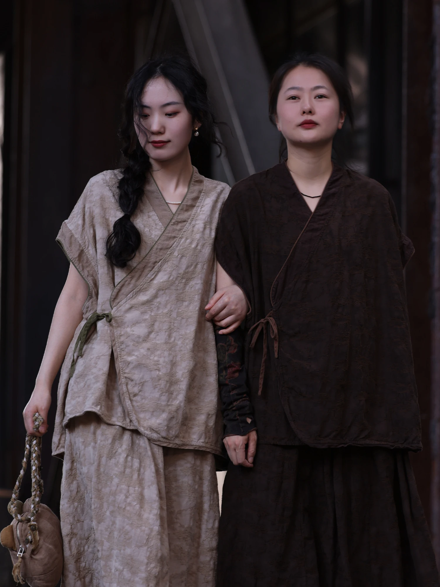 

Retro Cotton Silk Linen Belted Artistic Top by lu Zoucai Loose Fit ort Sve V-Ne Thin Summer T-irt for Women