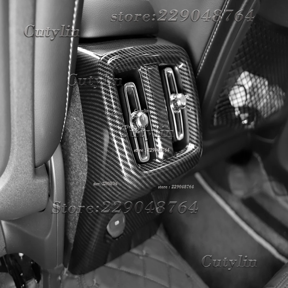Kit de molduras interiores Volvo XC40 de fibra de carbono 2019-2021 con funda del apoyabrazos central con textura de fibra de carbono y acentos de moldura metálicos.