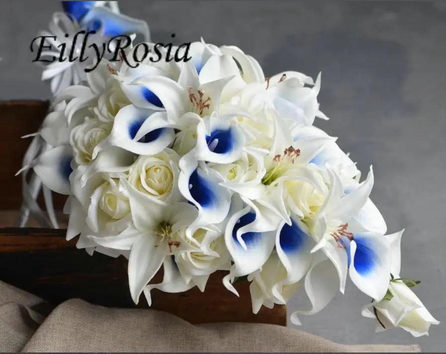 EillyRosia Buket Pengantin Riam Mawar Putih Inti Biru Royal Calla Lily Sentuhan Nyata Set Bunga Pernikahan Air Mata untuk Pengiring Pengantin