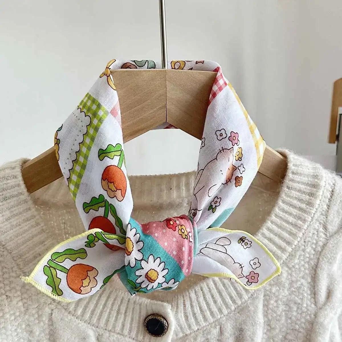 

Spring and Summer New Women's Small Silk Scarf, Skin-Friendly and Comfortable Bohemian Small Square Scarf, European and American