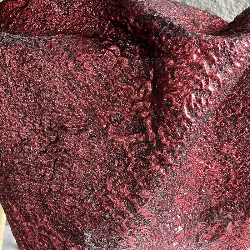 Ciemnoczerwona tkanina żakardowa o retro fakturze, nieregularna, plisowana 3D, materiał na spodnie, płaszcze, ręcznie robiona, wysokiej jakości tkanina odzieżowa