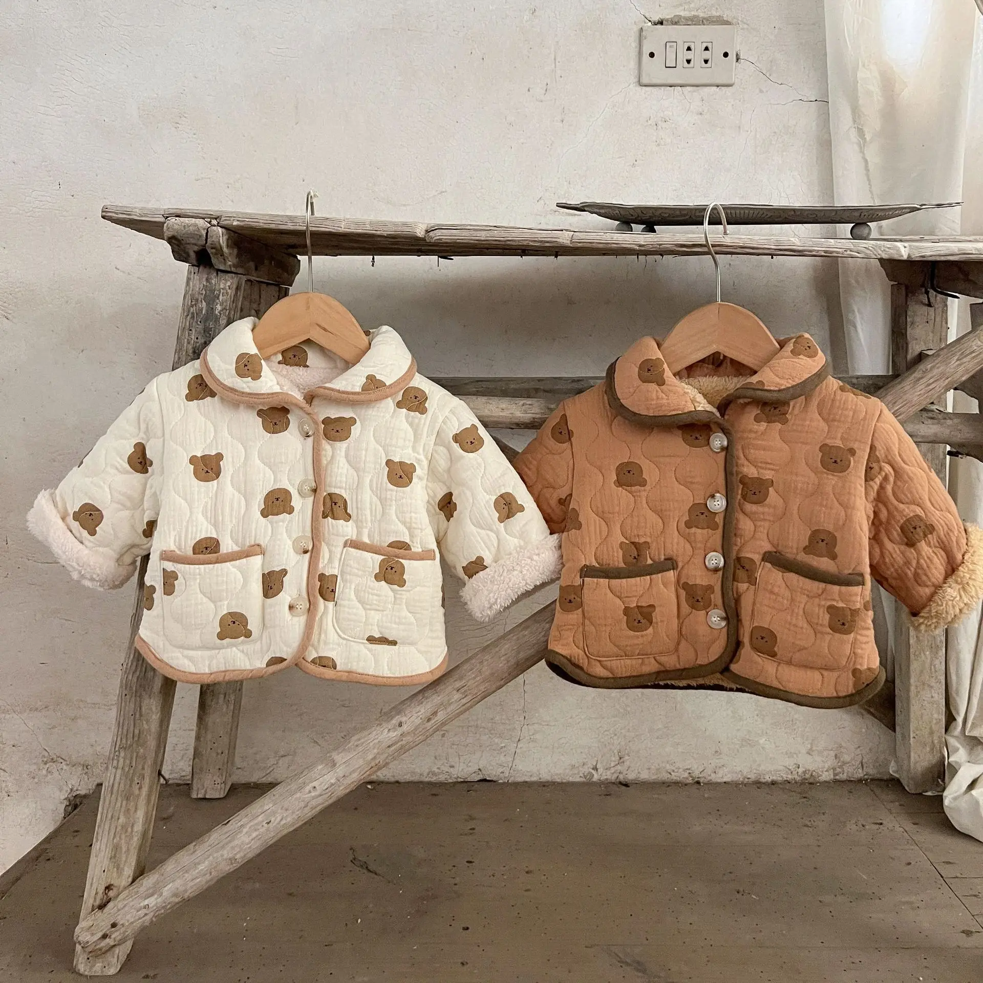 

Ins зимние парки для новорожденных девочек с хлопковой подкладкой и отложным воротником с принтом медведя, куртка для маленьких девочек, бархатное утепленное пальто для маленьких девочек