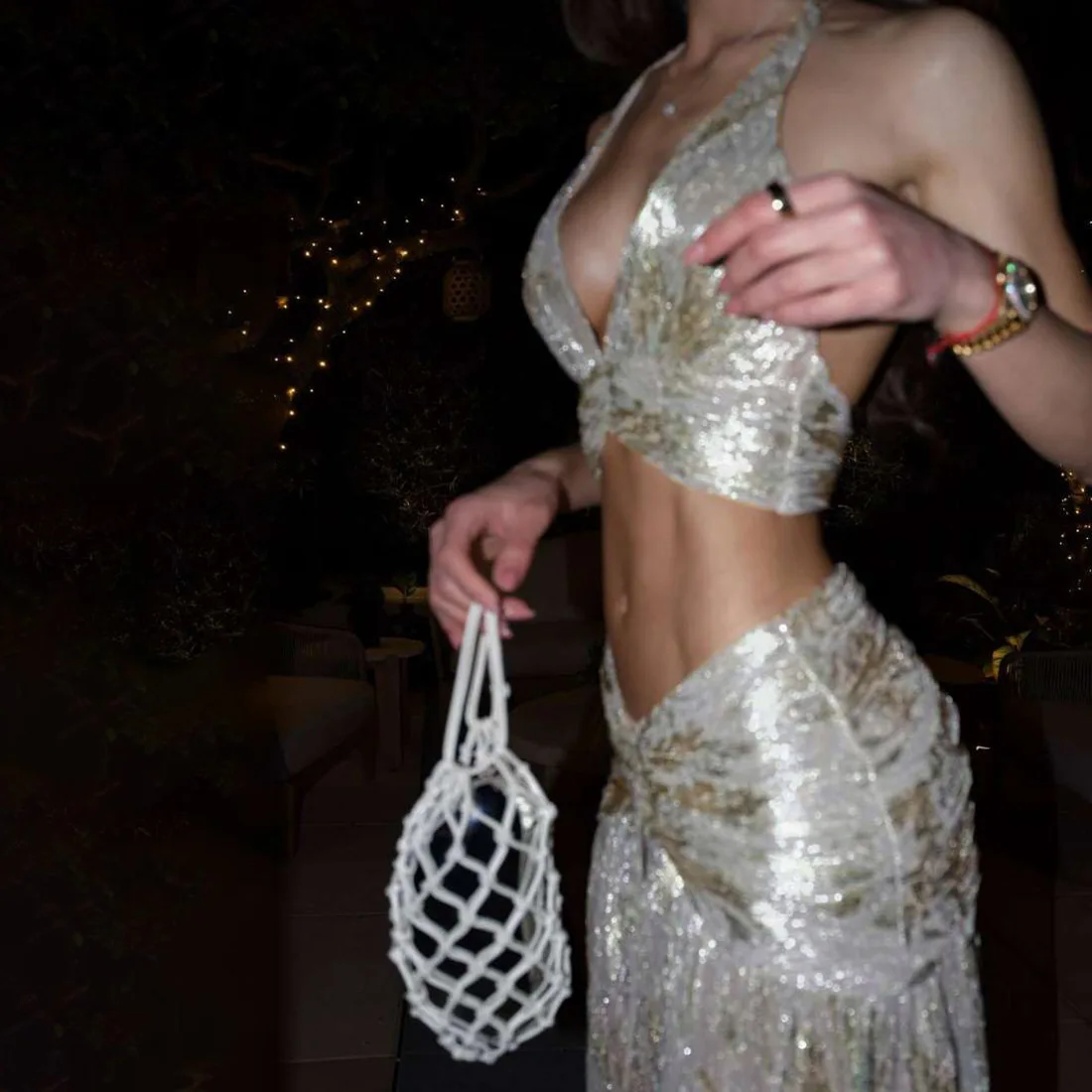 

Женский сексуальный блестящий комплект из двух предметов: топ-кроп с V-образным вырезом, шнуровкой на шее и открытой спиной + юбка-макси А-силуэта для вечеринок и клубов