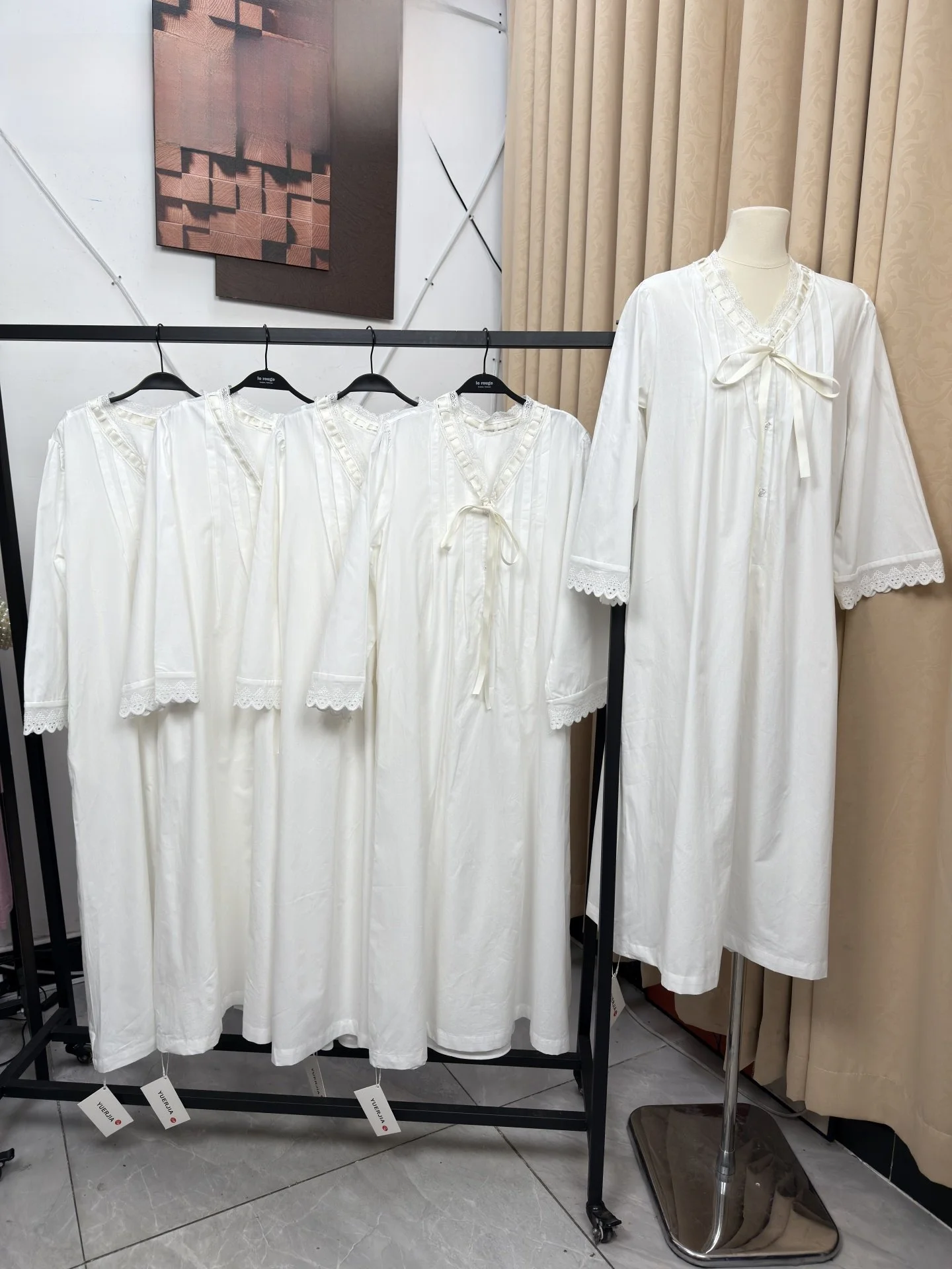 Le Rouge Week Beau Normandy Vestido de algodón con tirantes calados, cinturón tejido y ribete de encaje, de manga ancha para mujer