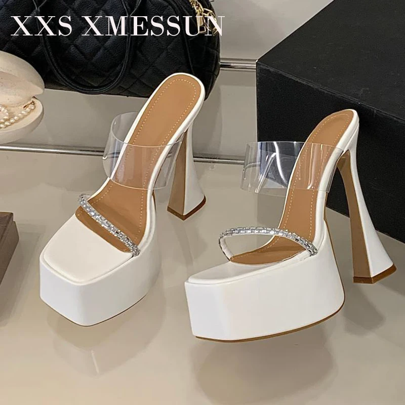 

XXS XMESSUN 2026 Новые летние женские шлепанцы из ПВХ с прозрачным квадратным носком на платформе, модные туфли на толстом высоком каблуке с кристаллами для вечеринок