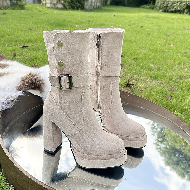 

Сапоги на платформе и каблуке. Новые осенние ботинки с круглым носком и боковой молнией с шипами. Нескользящие износостойкие ботильоны на блочном каблуке.