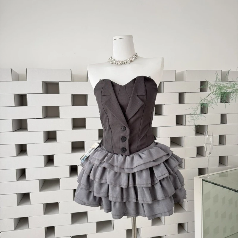 

Новинка лета 2026: Элегантный женский комплект из двух предметов — топ без бретелек с воротником-стойкой и дизайном «рыбья кость» + короткая юбка-кейк