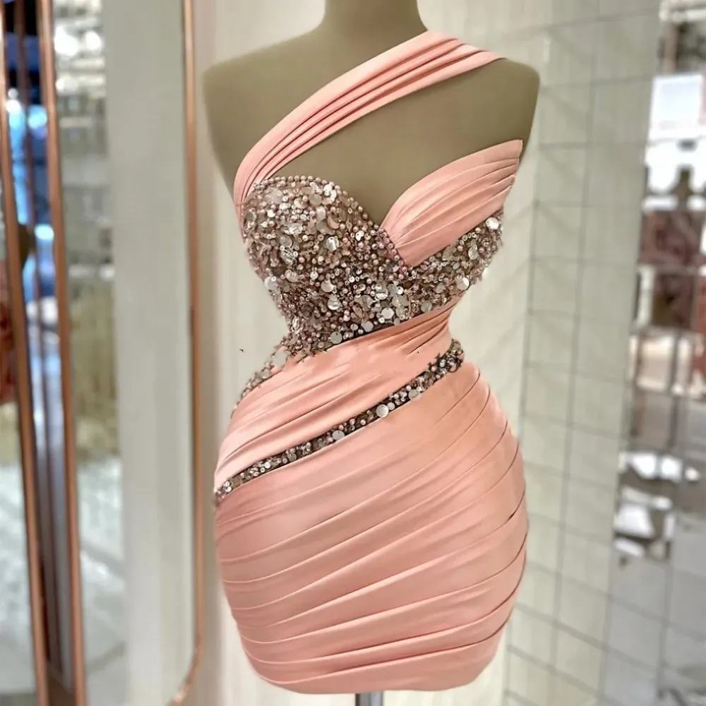 2024 Sexy and Elegant Short Ball Dress with One Shoulder Beaded Sparkling Mini Tailcoat Evening Dress Back to School Ball Dress