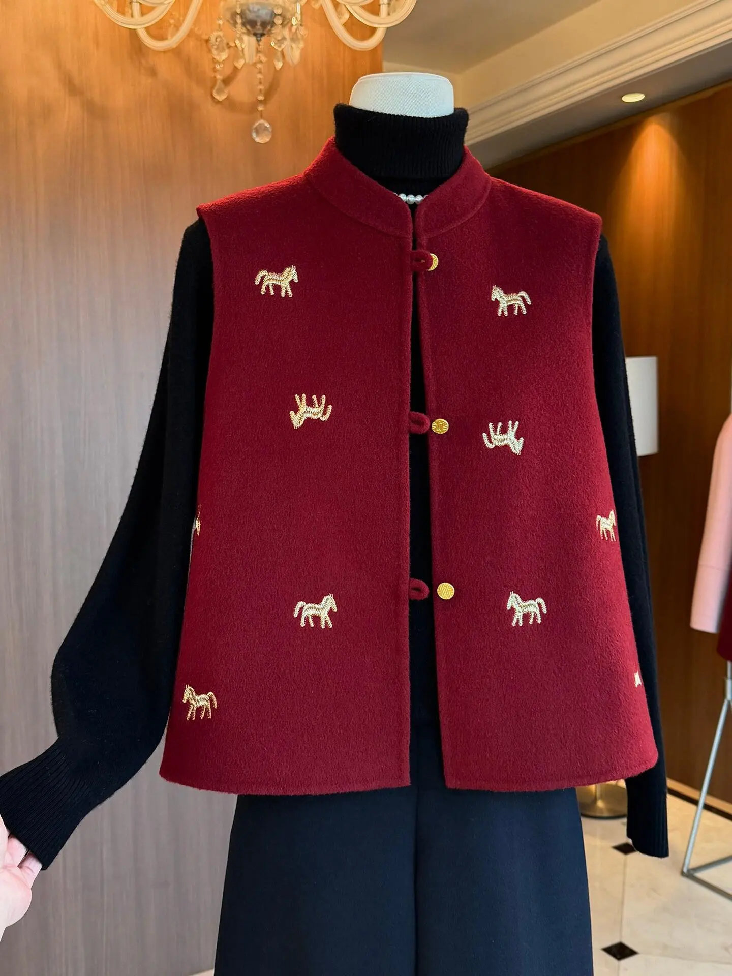 

New Year Red Svel Vest Chinese Sle Women's Embroidered Jaet Spring Early Faionable Top Warm Outerwear Stand Fit