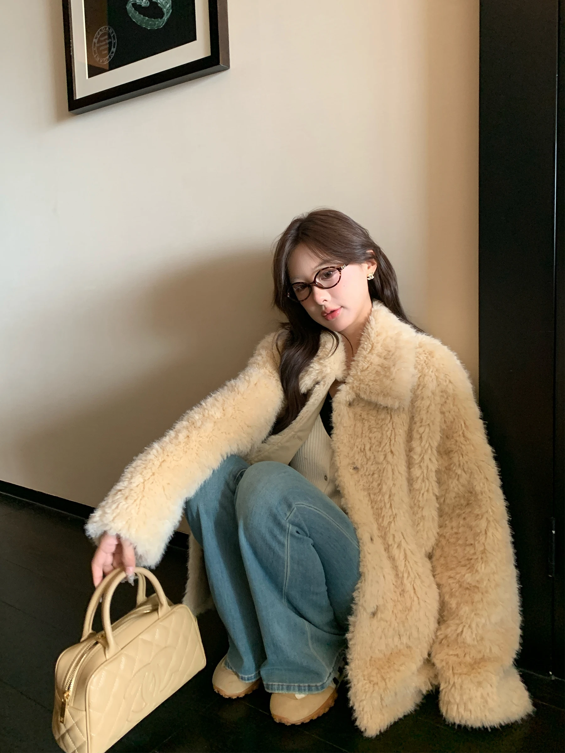 A thickened, furry and eco-friendly fur coat for women in autumn and winter