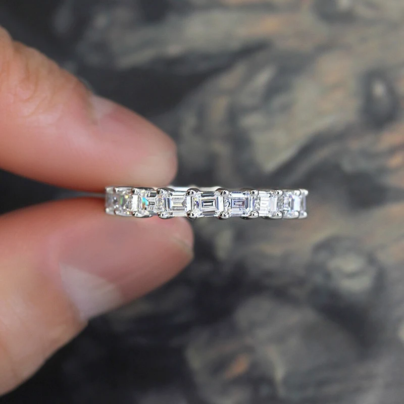 Huitan Fingerring im schlichten Stil für Damen, täglich tragbar, einreihig, voll glänzender Zirkonia-Fingerschmuck für Hochzeit