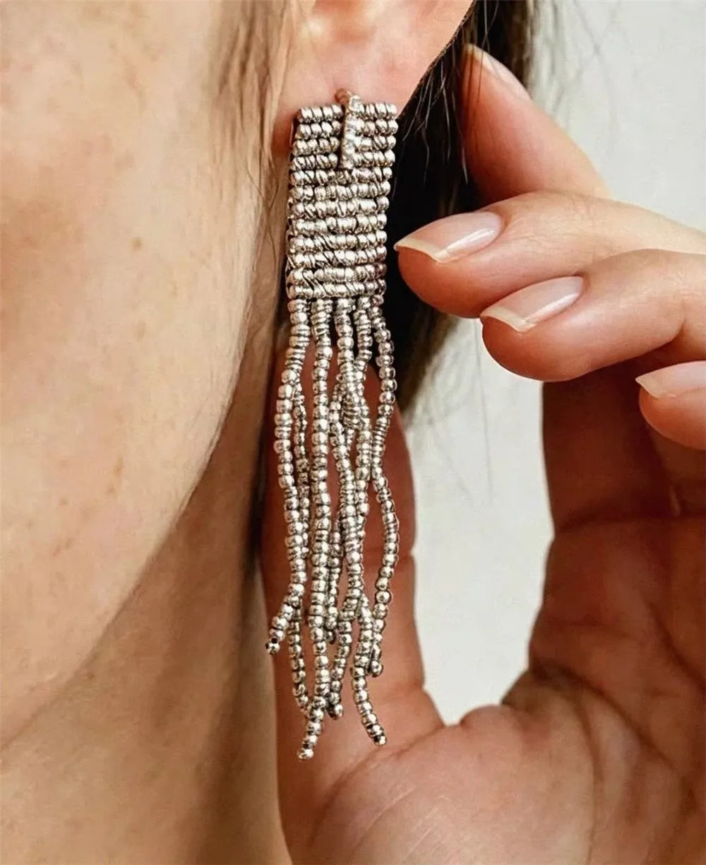 Vintage Luxury Multi-Layered Beaded Bracelet Elegant Wristwear Paired with Exquisite Stud Earrings