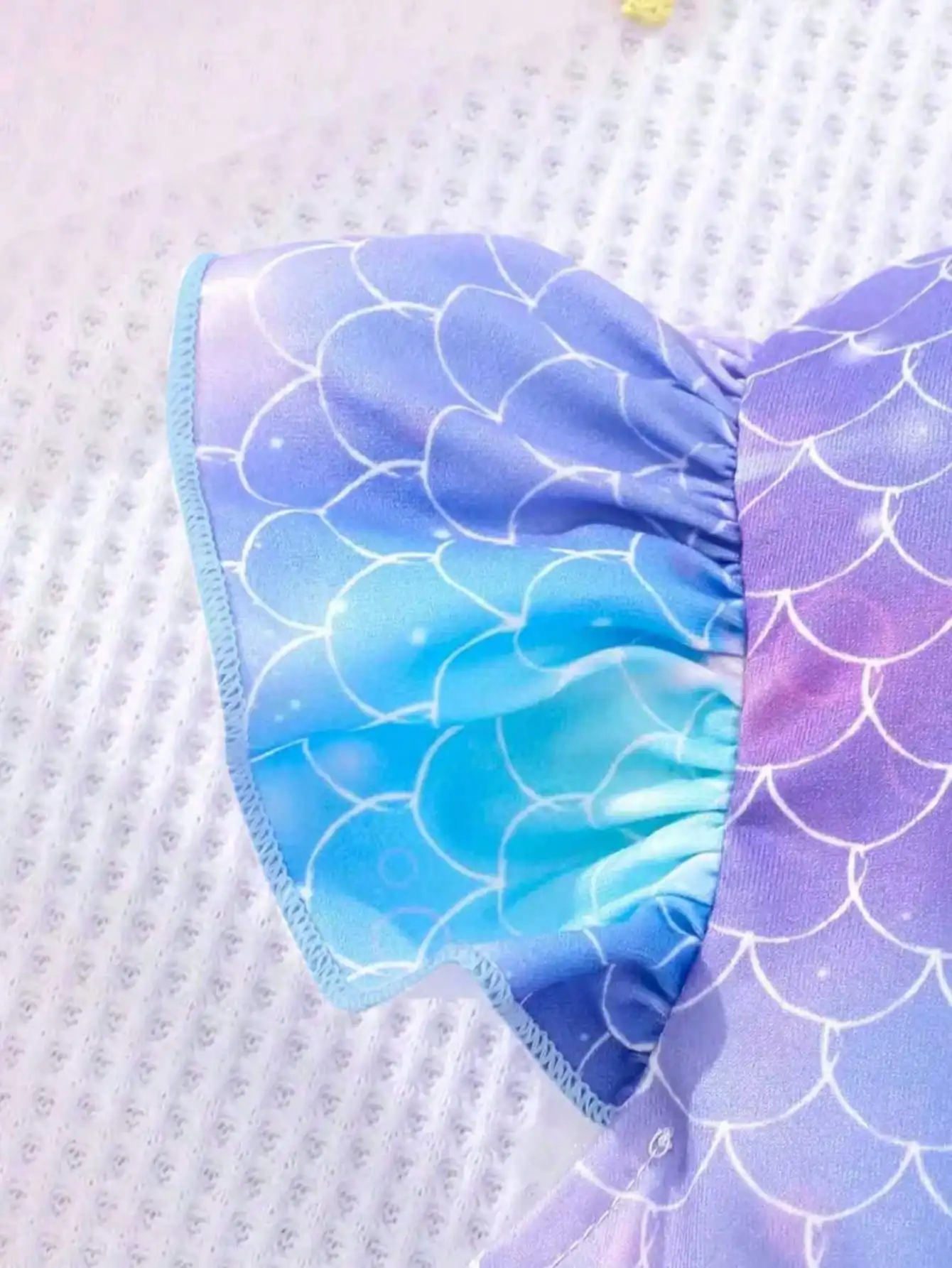Bezauberndes Mädchen-Sommerkleid - Lila Lotusblatt-Manschette, Meerjungfrauen-Schuppen-Print und Pailletten-Dekoration, Polyester-Netzrock – Detail 4