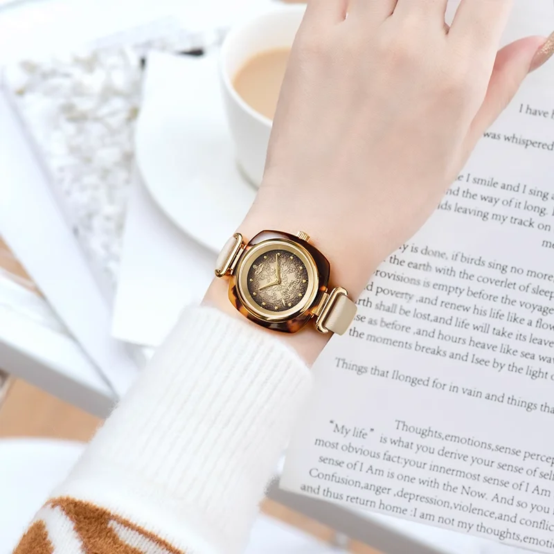 Женские часы Vivienne Westwood с элегантным квадратным корпусом из смолы и белым кожаным ремешком