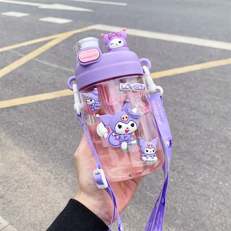 ขวดน้ำเด็กน่ารักลายคุโรมิ 660 มล. คุณภาพสูง ความจุเยอะ ทนความร้อนสูง ทำจากพลาสติก